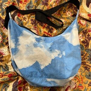 BAGGU CLOUD PRINT CRESCENT CROSSBODY BAG